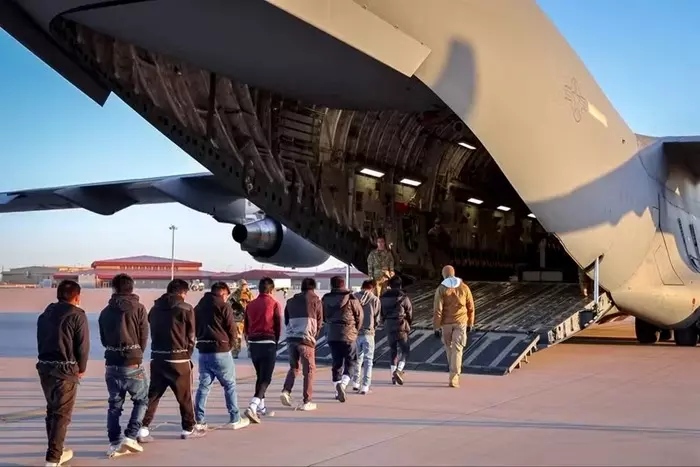 Imigrantes são deportados dos EUA usando aviões militares